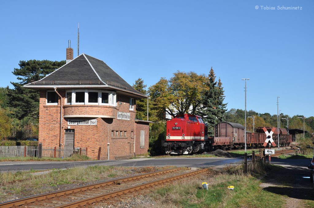 112 708 mit Fotogterzug am 16.10.2011 bei der Aufahrt aus Georgenthal