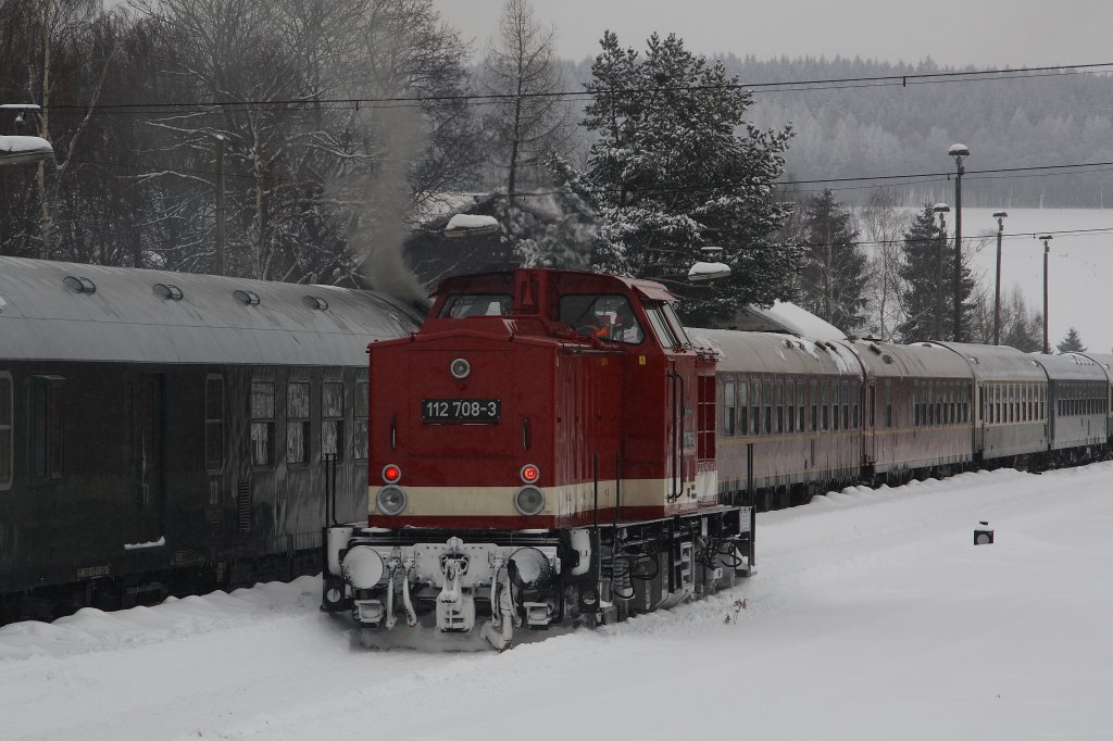 112 708 setzt sich am 13.02.10 im Bahnhof Schlettau an die Spitze des Zuges. 