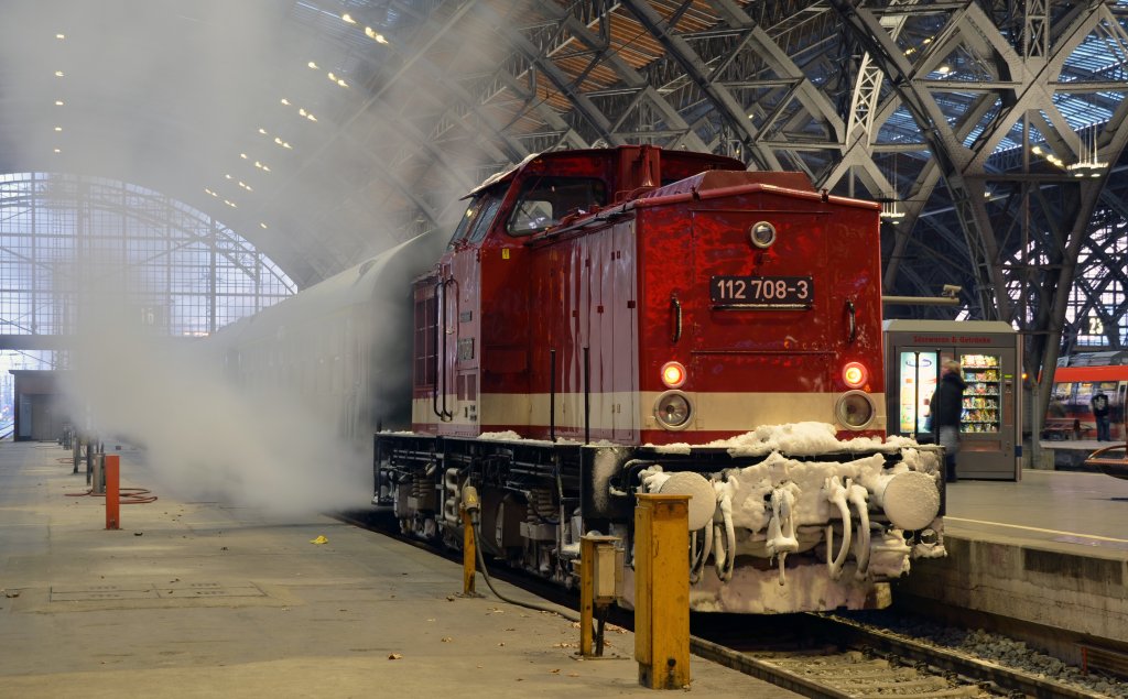 112 708 stand am 01.12.12 mit dem Sonderzug, welchen 52 8079 von Leipzig aus nach Freiberg befrderte im Leipziger Hbf.