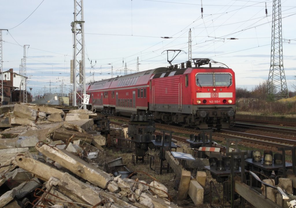 11/2009. 143 193-1 in Satzkorn unterwegs Richtung Potsdam. Im Bahnhof liegen noch Reste der Reichsbahn Hl-Signale rum. 2009 kam das Estw.