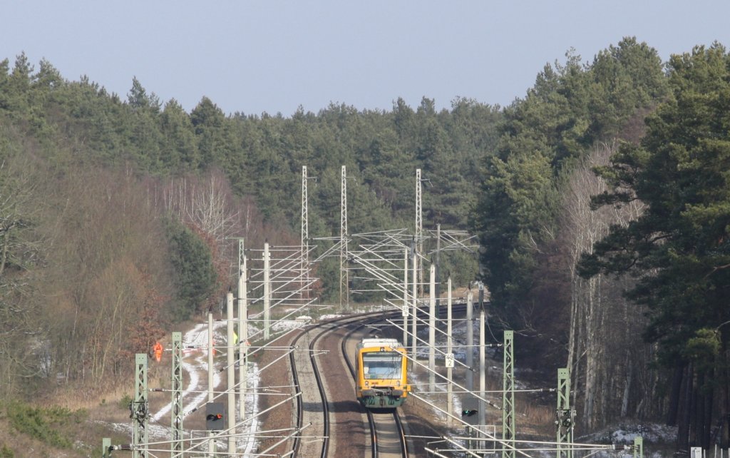 11.2.2013 Berlin-Stettiner Eisenbahn mit ODEG nach Joachimsthal von der Eberswalder Kanalbrcke aufgenommen.