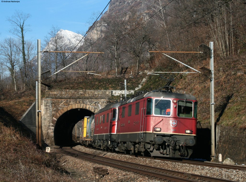 11298 und ***** mit einem KLV bei Biasca 30.12.10