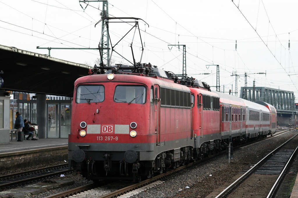 113 267 und 110 436 mit einem PBZ in Kln Messe Deutz am 09.01.2011.