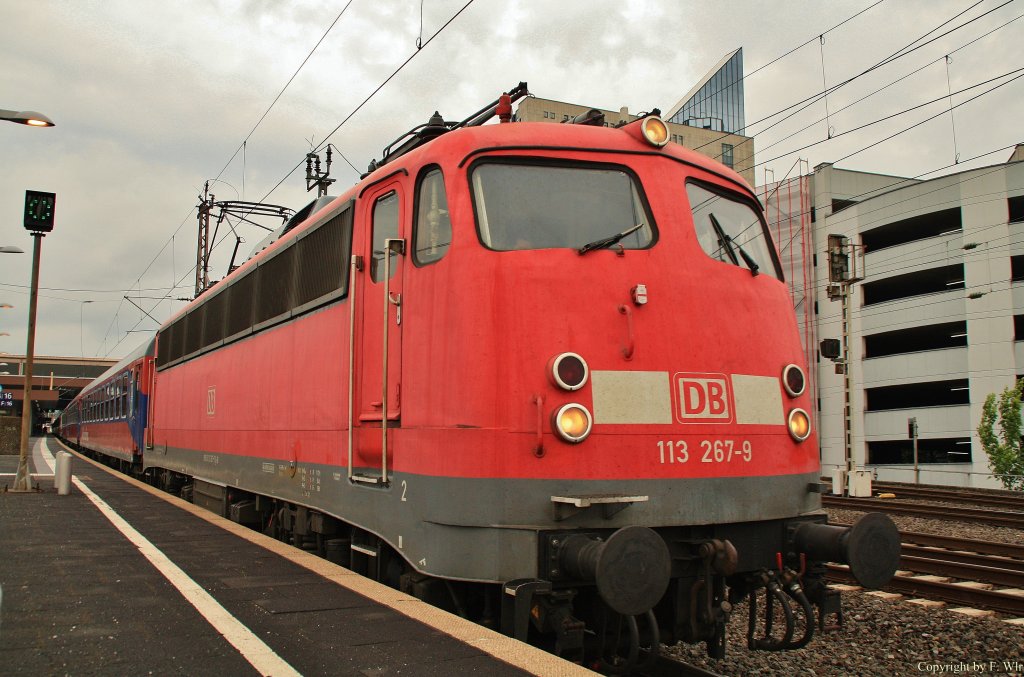 113 267-9 mit DPF 2661 von Brilon Wald nach Kln bei der Ausfahrt in Dsseldorf Hbf am 26.05.13.
