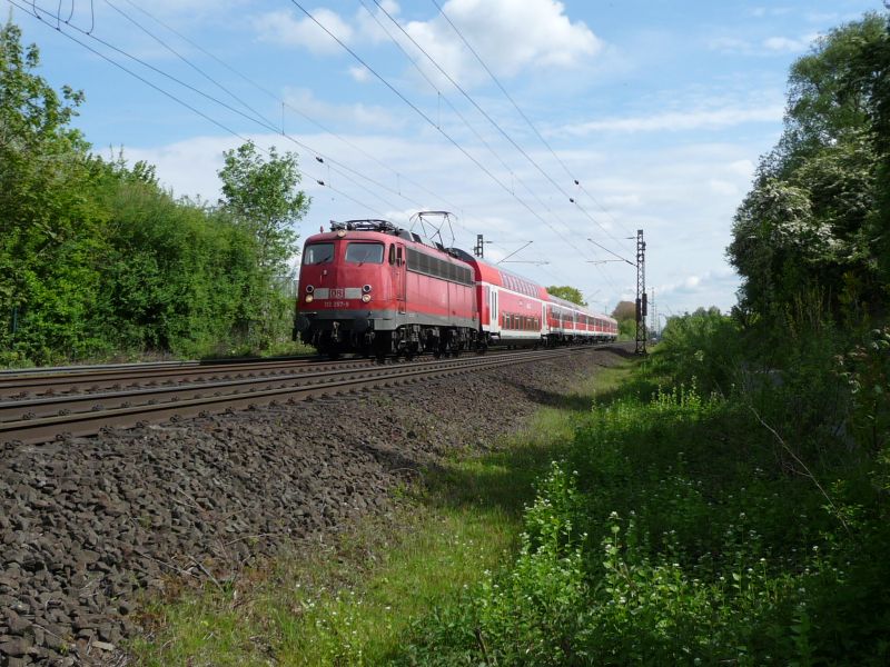 113 267-9 zieht den Pbz bestehend aus einem Dosto, 3 N-Wagen und einem Karlsruher Steuerwagen in Richtung Sden. 14.05.2010

