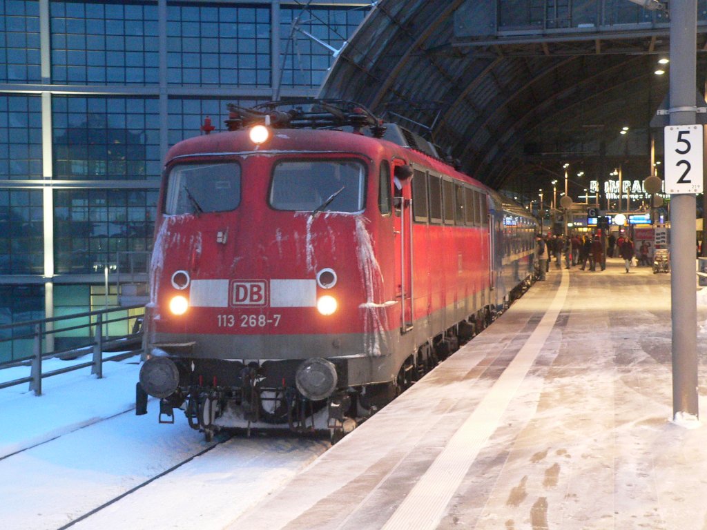 113 268-7 am 10.1.2010 in Berlin Hauptbahnhof. Der D443 nach Moskva Belorusskaja war schon etwa eine Stunde versptet, es muss wohl Probleme im Grunewald gegeben haben.