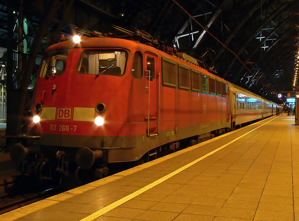 113 268-7 am IC 2332 an Gleis 7 in Kln Hbf am 12.12.2010