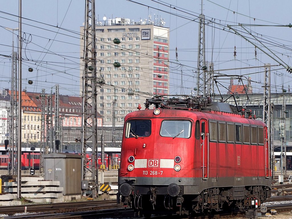 113 268-7 begibt sich in Mnchen-Hbf zu seinem nchsten Einsatz;110329