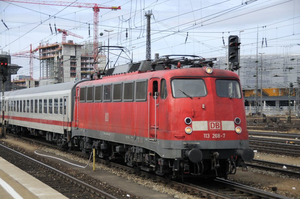 113 268-7 erhlt Einfahrt in Mnchen Hbf. Mit einem Pfiff begrte uns ein weiterer Bahnbilder-Fotograf:  Lastabwurf  ! (20.03.2010).