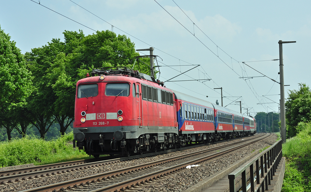 113 268-7 (Ersatzzug f�r ICE) aus Bonn Richtung K�ln, kurz vorm Bf Br�hl -  28.05.2010