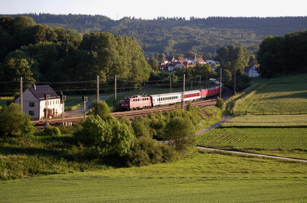 113 268-7 mit Pbz-D 2492 (im Zugverband eine BR 143 und drei Loks der BR 145) bei der Durchfahrt durch den Bahnhof Himmighausen, 01.06.2011.  