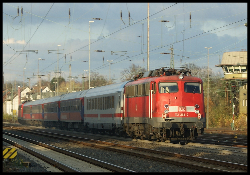 113 268 am IC2863 bei der Durchfahrt durch Solingen Hbf (Bild wurde wegen zu groen Abstand zwischen der Lok zugeschnitten)