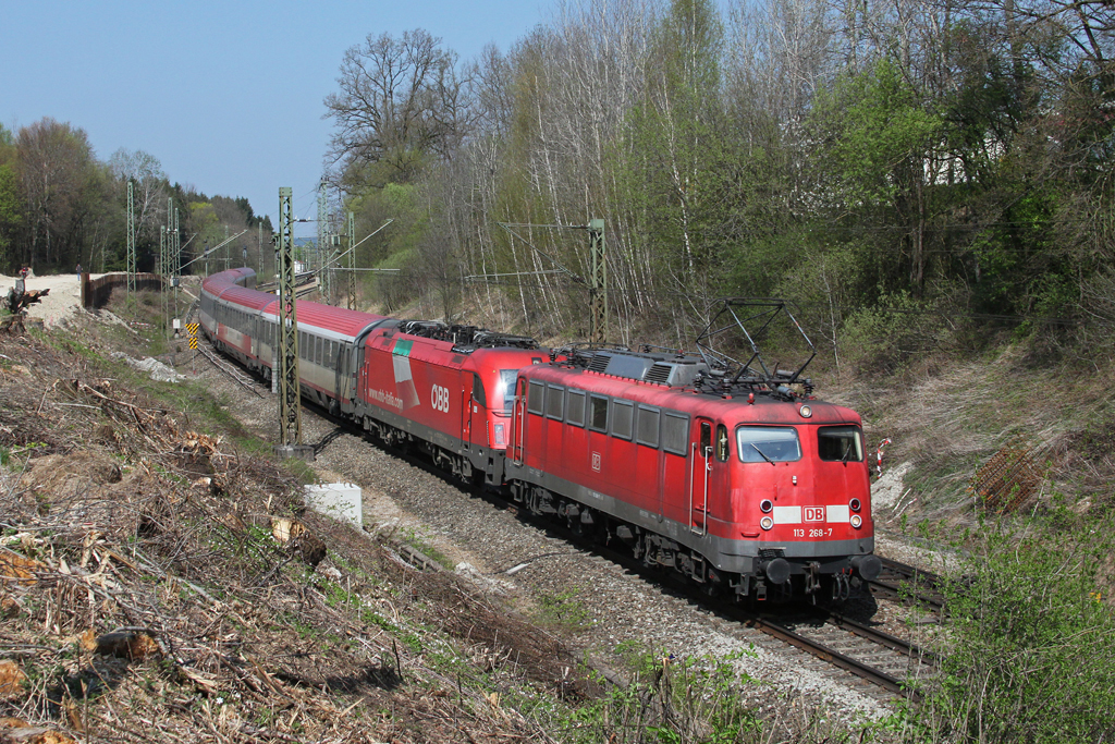 113 268 mit einer 1216 im Schlepp mit EC 87 am 09.04.2011 bei Ostermnchen.