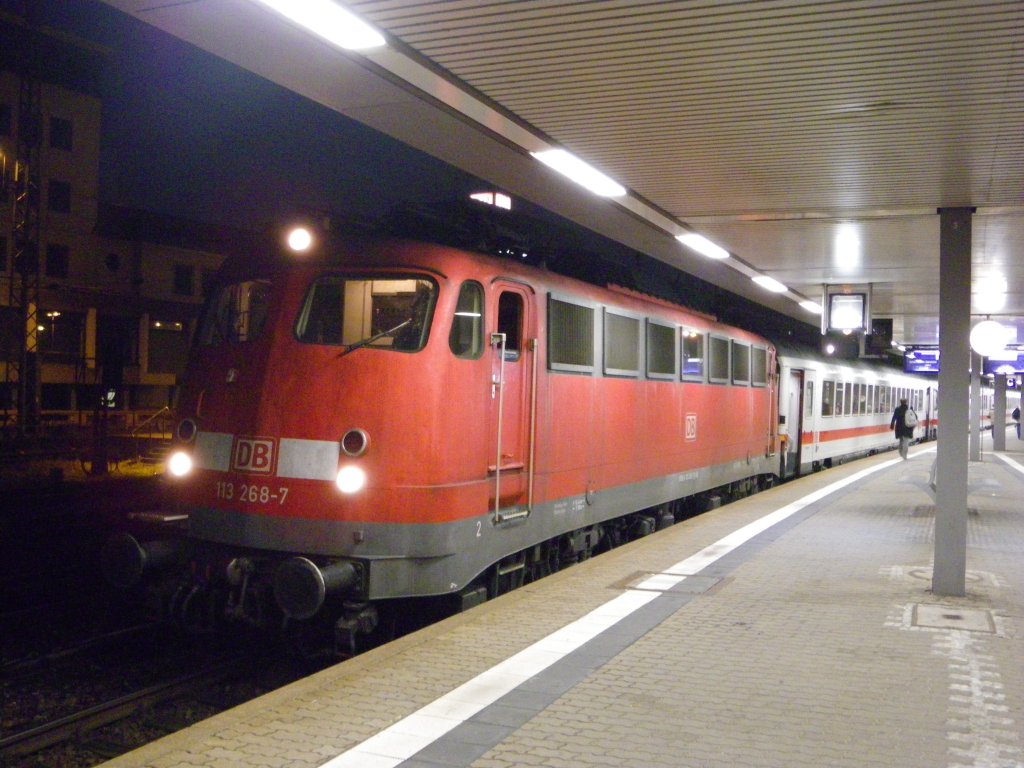113 268 mit Ersatzzug fr ICE 1557 am 2.11.10 in Saarbrcken Hbf.