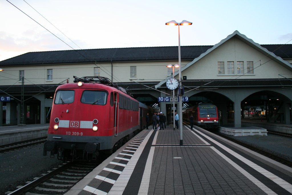 113 309-9 mit dem Az 13409 am 24.05.13 bei der Pinkelpause der Vierbeiner des Zuges in Darmstadt Hbf.
Rechts steht ein SE nach Heidelberg Hbf.