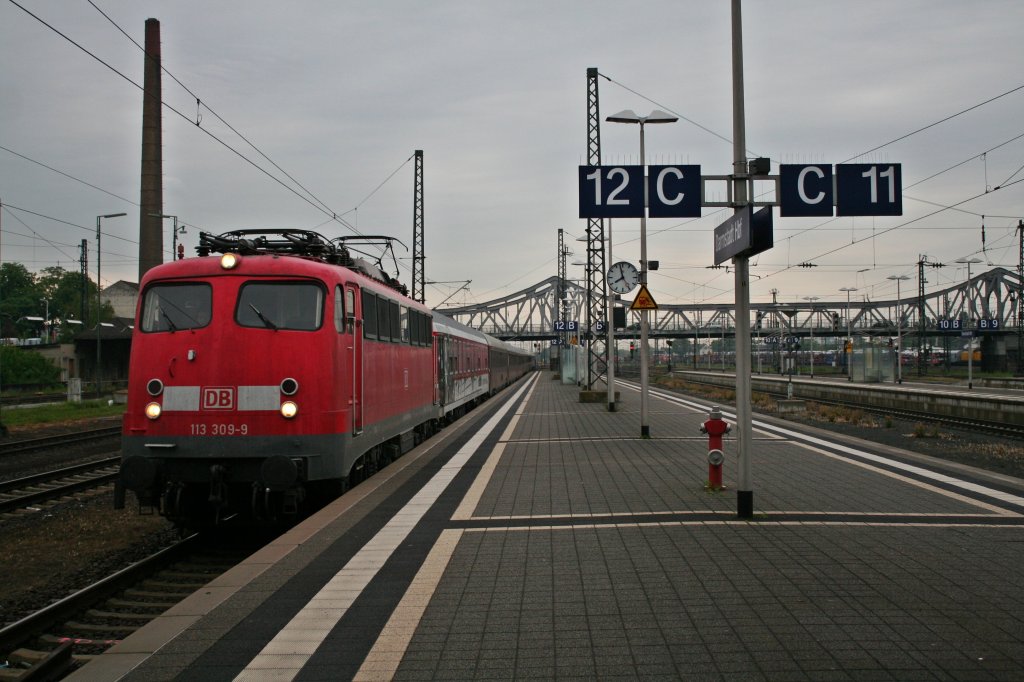 113 309-9 mit dem Az 13409 am 31.05.13 bei der Einfahrt in Darmstadt Hbf.