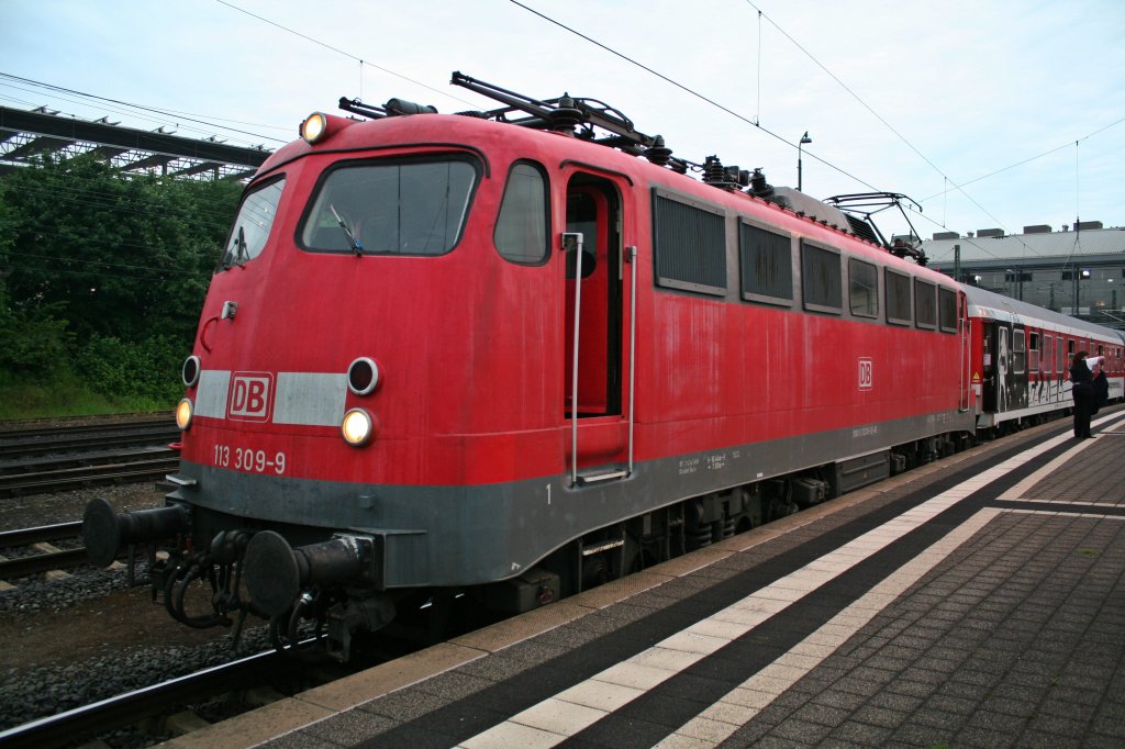 113 309-9 mit dem Az 13409 beim Betriebshalt in Darmstadt Hbf. Das Bild entstand am 31.05.13.