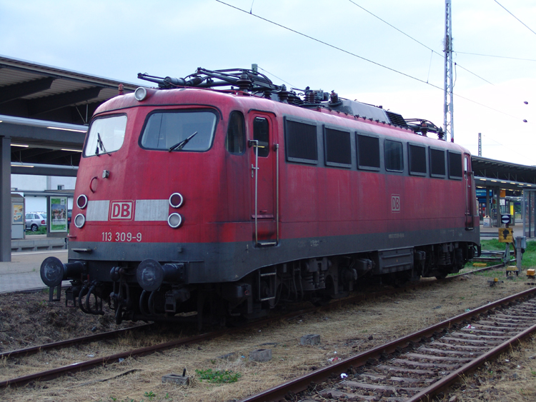 113 309-9 wartet auf Ihren nchsten Einsatz im Rostocker Hbf.(28.08.10)