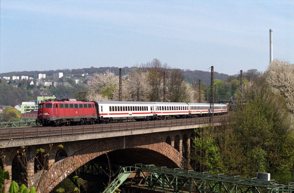 113 309-9 zieht zwischen Wuppertal - Zoologischer Garten und Wuppertal - Sonnborn IC 2862 nach Bonn whrend 113 267-9 hinten kalt mitluft. 23.04.2010 - ca 12:45Uhr