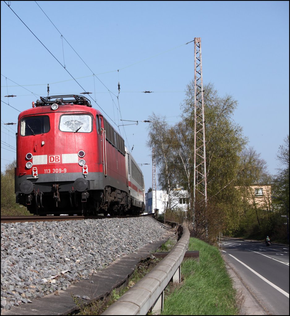 113 309 (9180 6113 309-9 D-DB) hngt am Zugschluss und wird nach Hamm(Westf) geschleppt. (18.04.2010)