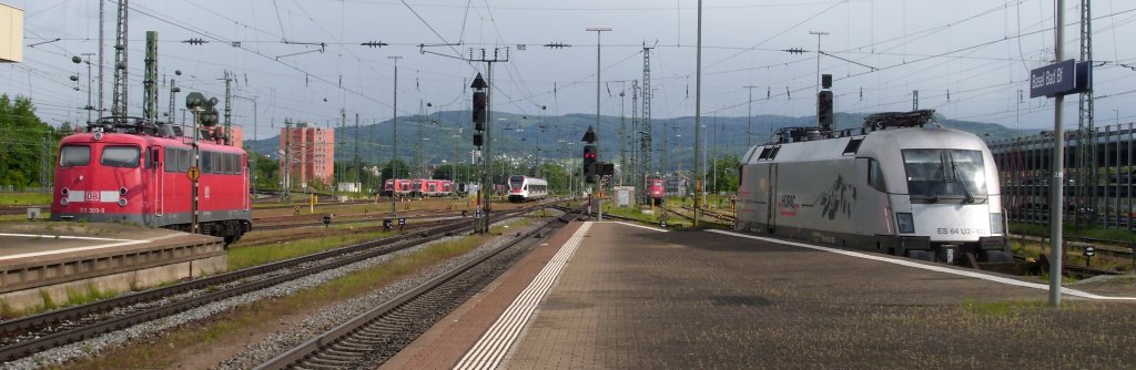 113 309 und der Hupac Taurus warten auf ihren n�chsten Einsatz ab Basel Bad Bf.
(25.Mai 2013)