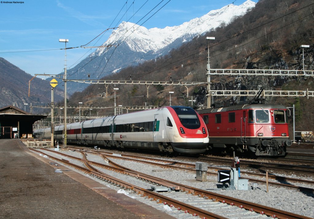 11316 und eine unbekannte Re 6/6 begegnen RABDe 500 038-5 als IC 669 (Basel SBB-Lugano) in Biasca 30.12.10