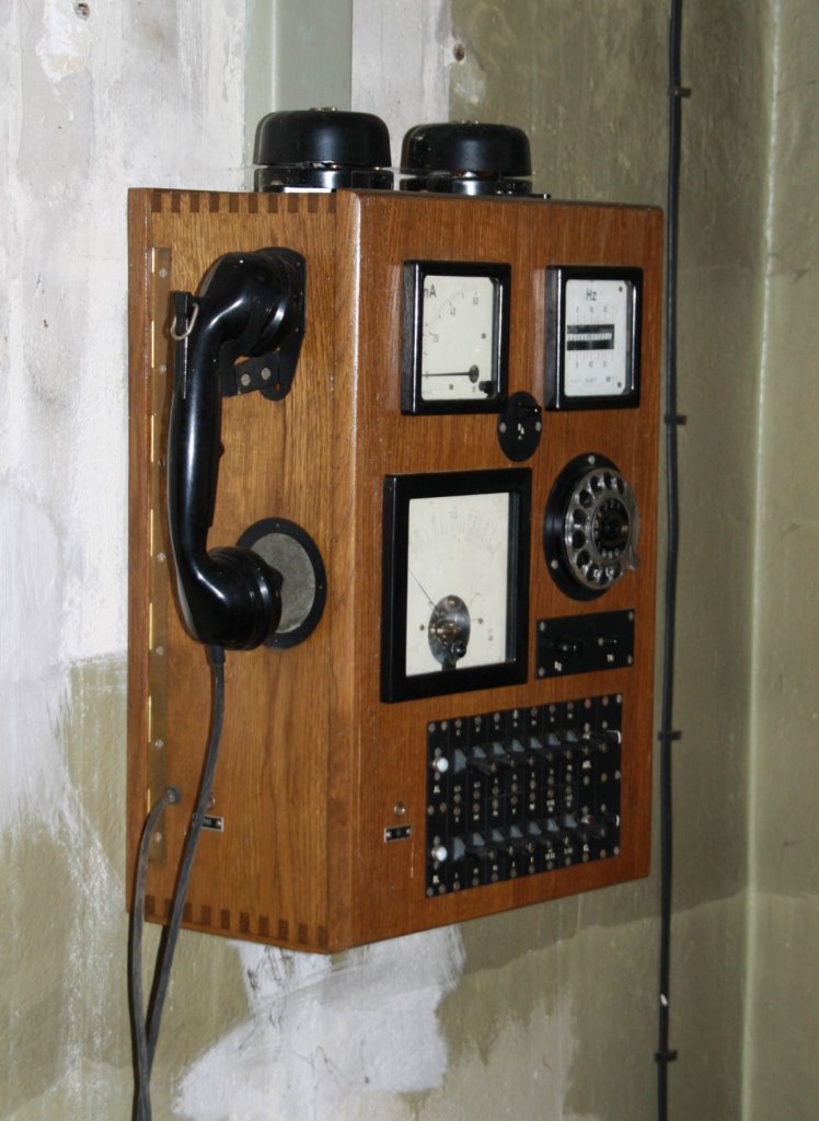 11.3.2012, Bahnhof am ehemaligen G�teraussenring um Berlin. (Besitzer bat mich Standort nicht zu ver�ffentlichen.) Vermutlich der strategischen Lage wegen, war hier ein kleiner Pr�fschrank 50 vom VEB Telefon- und Signalbau eingerichtet.


 Eingesetzt in Nebenstellenanlagen aller Gr��en sowie z.T. in �ffentlichen Vermittlungsstellen zur Pr�fung von Sprechstellenapparaten, Teilnehmer-anschlu�leitungen und -organen in VStW (Vermittlungsstelle mit W�hlbetrieb / MM). Hergestellt f�r 24 V oder 60 V. 
(http://erel.de/INH/15/1578050/index.htm)


Fenster und T�ren waren durch Stahlplatten gesichert. Nur dadurch wurde dieses sch�ne Ger�t vor Vandalen - die im �brigen Empfangsgeb�ude gute Arbeit leisteten - v�llig unbeschadet erhalten.