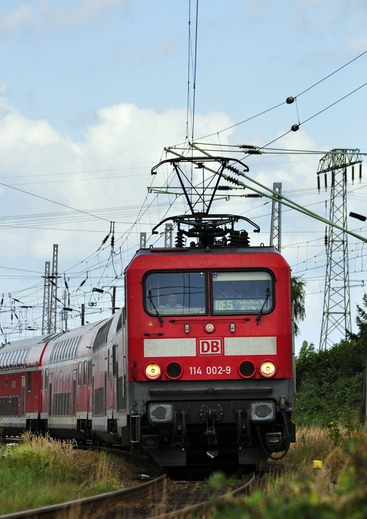 114 002 hat mit RE 5 den Bf Stralsund verlassen und ist nun Richtung Grimmen unterwegs, 24.08.2010