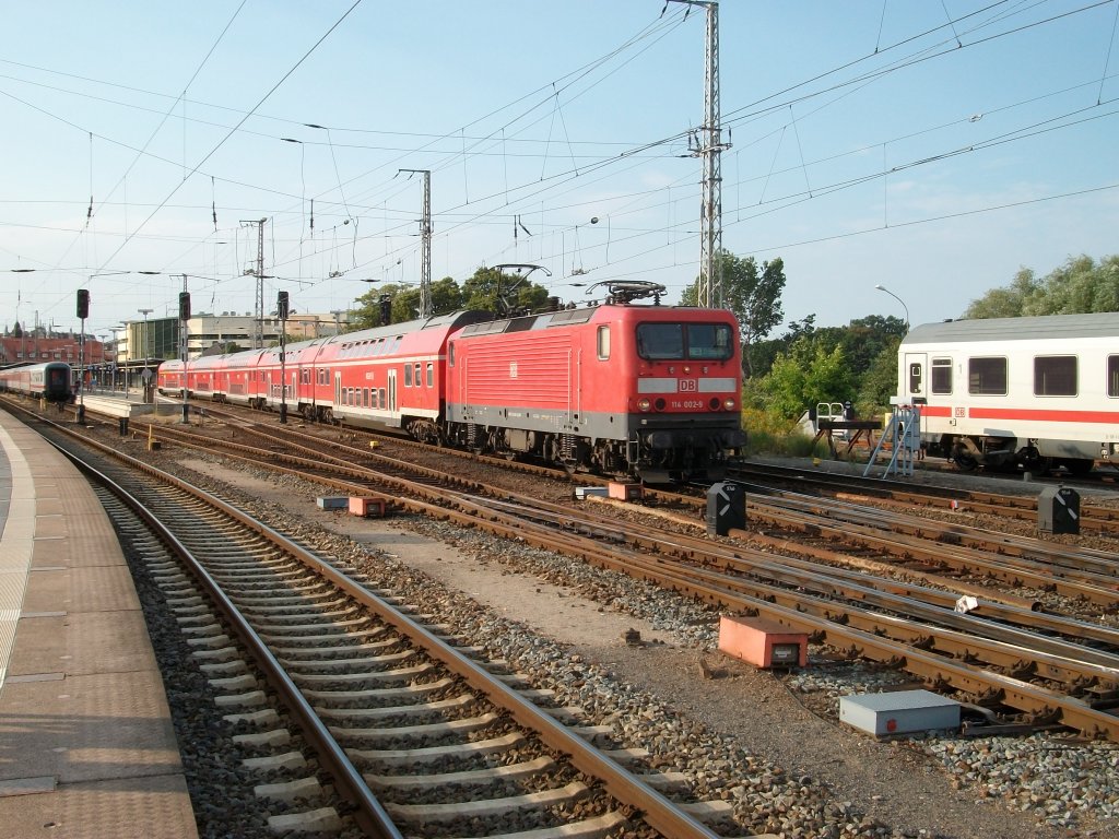 114 002 mit RE 38359 Stralsund-Elsterwerda am 31.Juli 2010 beim Verlassen von Stralsund.
