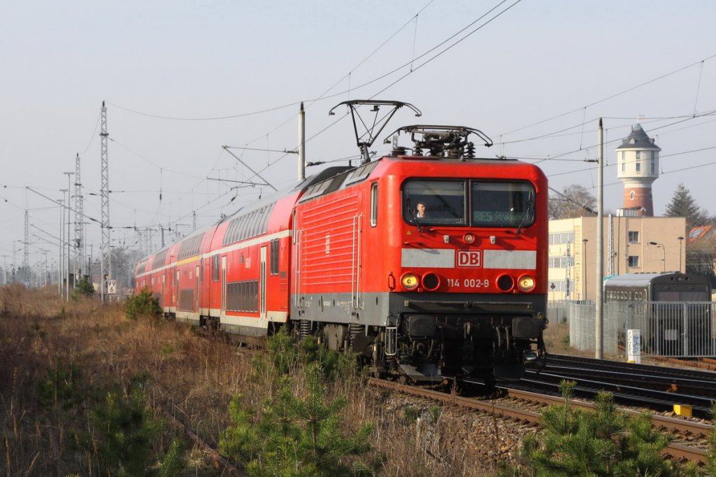 114 002 mit RE5 nach Stralsund bei der Ausfahrt von Neustrelitz. 08.04.2010