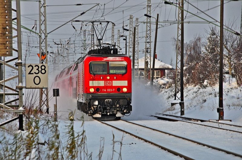 114 003 kommt mit der RE 3 nach Elsterwerda gerade aus Stralsund, hier am Abzwg. Srg am 19.12.09