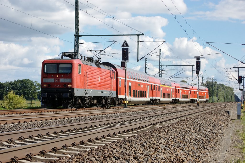 114 004 mit dem RE4 Wittenberge (RE 38236) in Friesack(Mark). Gr zurck an den Lokfhrer. 06.09.2010