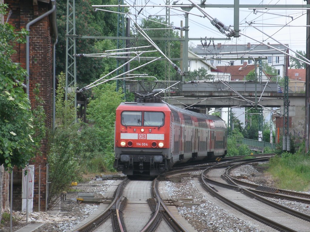 114 004 zog,am 28.Mai 2011,den RE von Ludwigsfelde nach Wismar.Hier fuhr der Zug in den Bahnhof Schwerin.