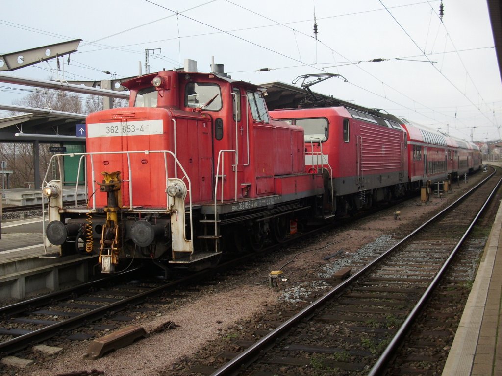 114 005 h�tte am 05.Dezember 2009 auch alleine in die Abstellgruppe fahren k�nnen,aber 362 853 holte sie mit Samt den Zug vom Bahnsteig in Rostock Hbf ab.
