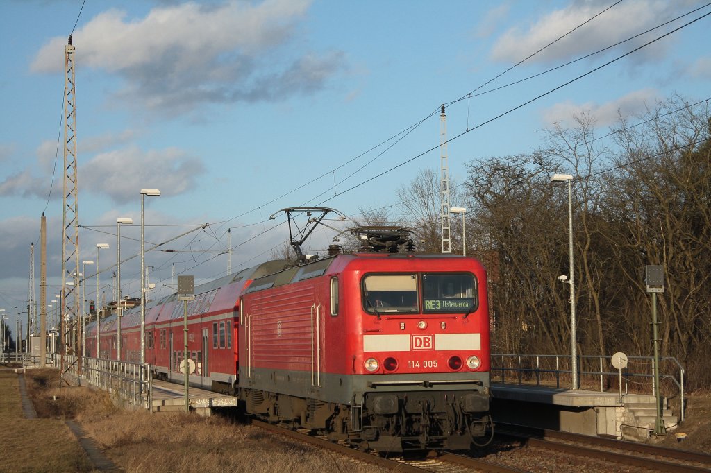 114 005 mit einem RE3 am 05.03.2011 im Bahnhof Britz.