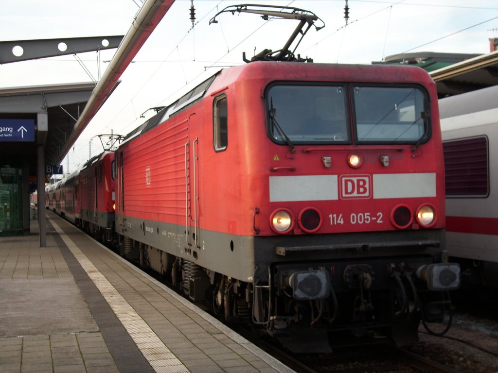 114 005 setzte sich als Vorspann am 31.Oktober 2009 in Rostock Hbf vor die 114 009.