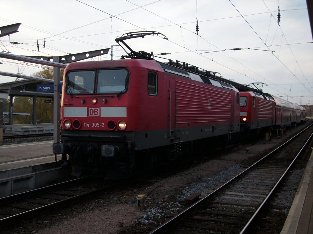 114 005 setzte sich am 31.Oktober 2009 in Rostock Hbf vor der 114 009.