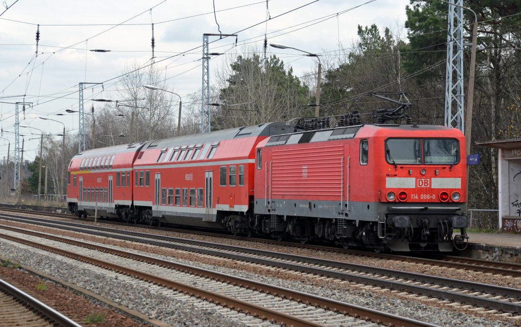 114 006 verlsst am 11.04.12 mit einer RB zum Flughafen Schnefeld den Hp. Genshagener Heide.