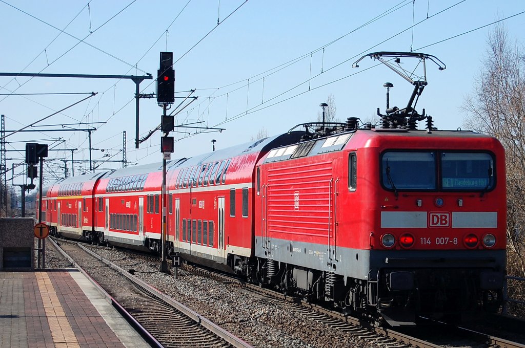 114 007-8 schiebt den RE1 durch Brandenburg in Richtung Magdeburg. 22.03.2010