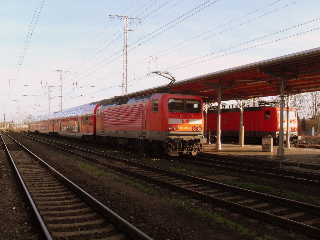 114 007 stand am 28.12.2011 mit einem RE 20 (RE17711) nach Halle/Saale (Uelzen->Salzwedel->Stendal->Magdeburg->Kthen->Halle/Saale) in Stendal bereit.