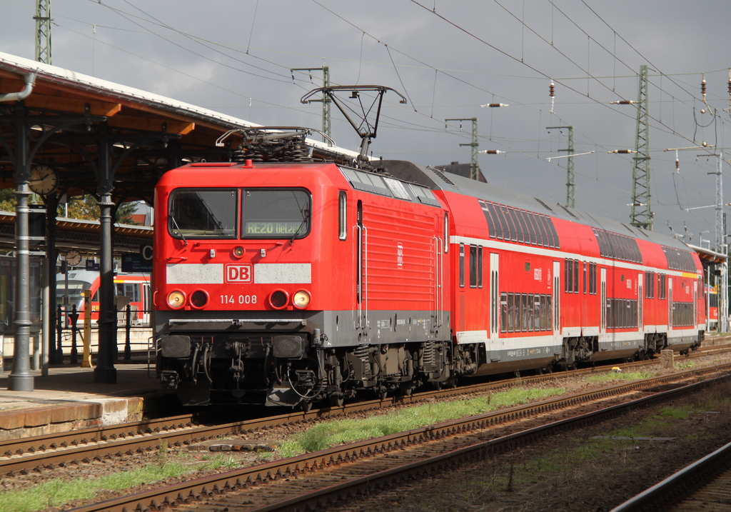 114 008-6 mit RE 17708 von Halle(Saale)Hbf nach Uelzen kurz nach der Ankunft im Bahnhof Stendal.22.09.2012 