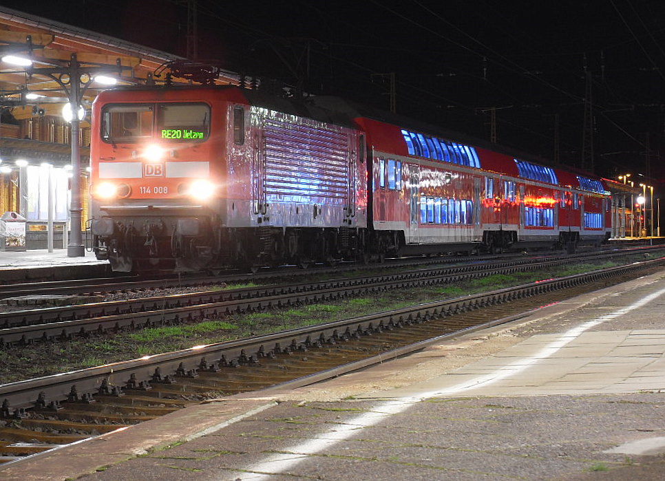 114 008 fuhr am 13.12.2011 mit RE 20 (RE 17716)nach Uelzen (Halle->Magdeburg->Stendal->Salzwedel->Uelzen)