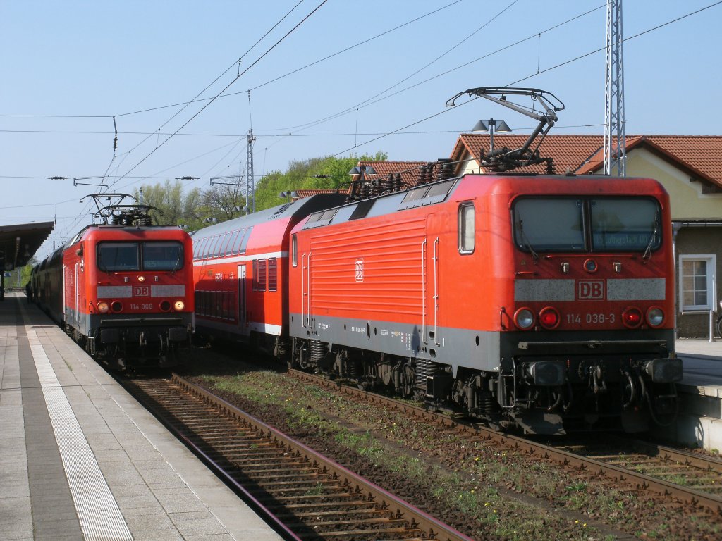 114 008 links,mit dem RE Lutherstadt Wittenberg-Rostock,traf am 23.April 2011 in Neustrelitz,auf den Gegenzug,aus Rostock nach Lutherstadt Wittenberg,geschoben von 114 038.