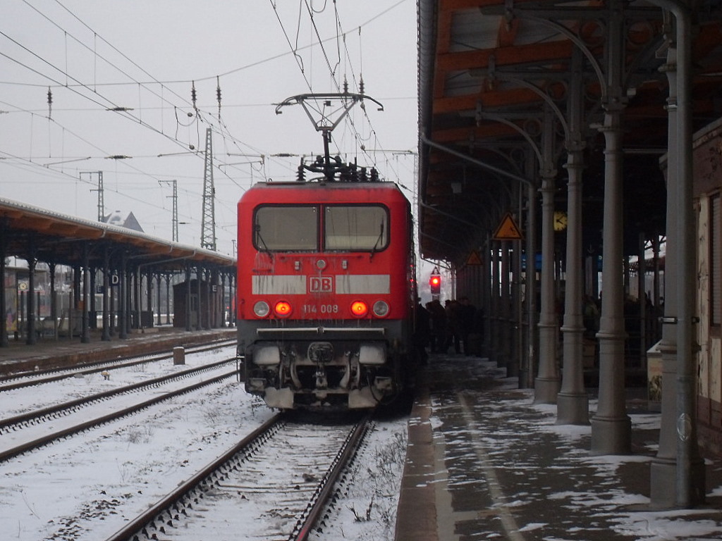 114 008 stand am 29.01.2012 mit einem RE 20 (RE17715) nach Halle/Saale (Uelzen->Salzwedel->Stendal->Magdeburg->Kthen->Halle/Saale) in Stendal bereit.