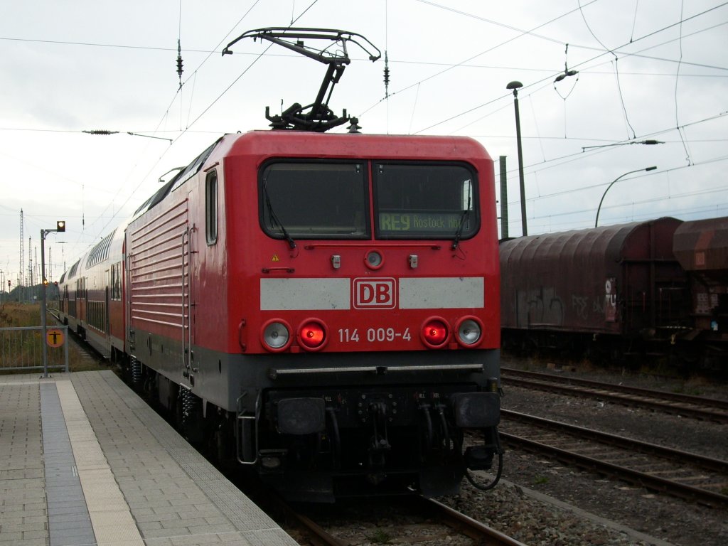 114 009 schob den RE 33216 Sassnitz-Rostock am 03.September 2009 aus den Bahnhof von Bergen/Rgen.