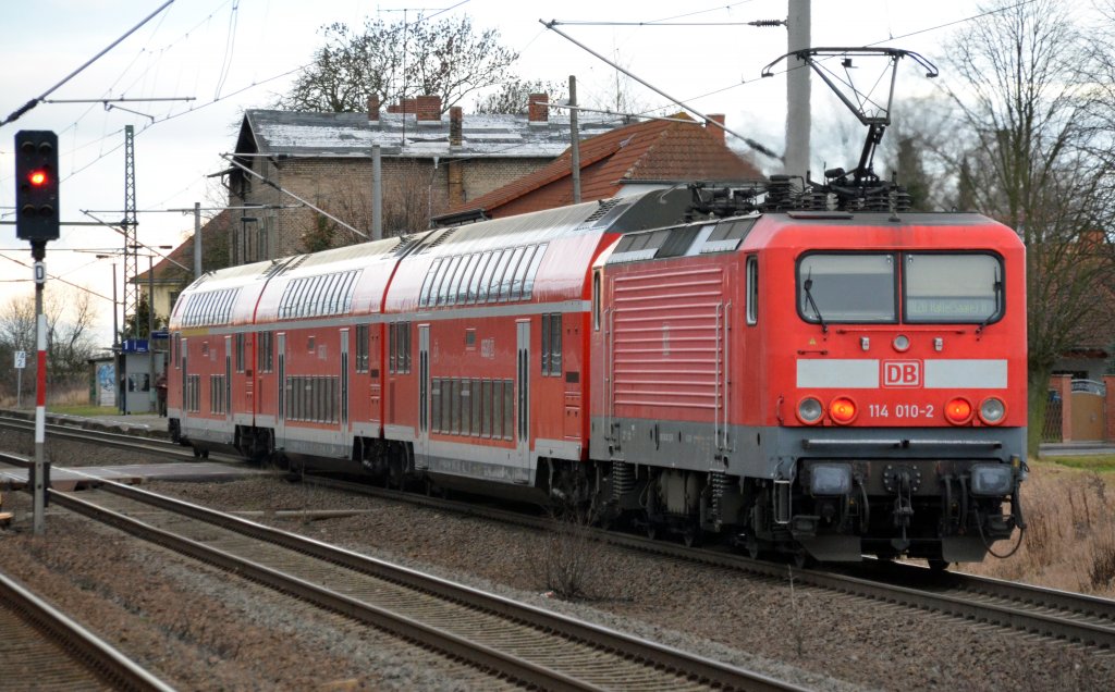 114 010 erreicht mit einer RB nach Halle(S) am 15.12.11 den Bahnhof Niemberg. Fotografiert vom gegenberliegenden Bahnsteig.