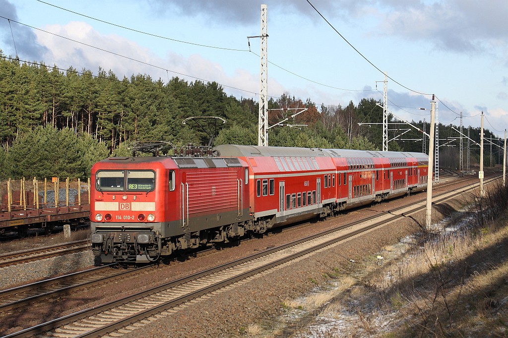 114 010 mit RE 3 nach Wnsdorf-Waldstadt am 27.01.2011 bei Eberswalde
