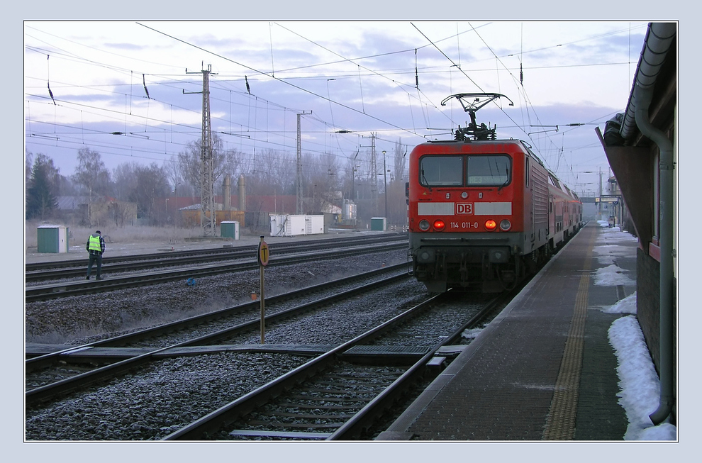 114 011 mit RE nach Stralsund im Bahnhof Elsterwerda am 22.01.2010