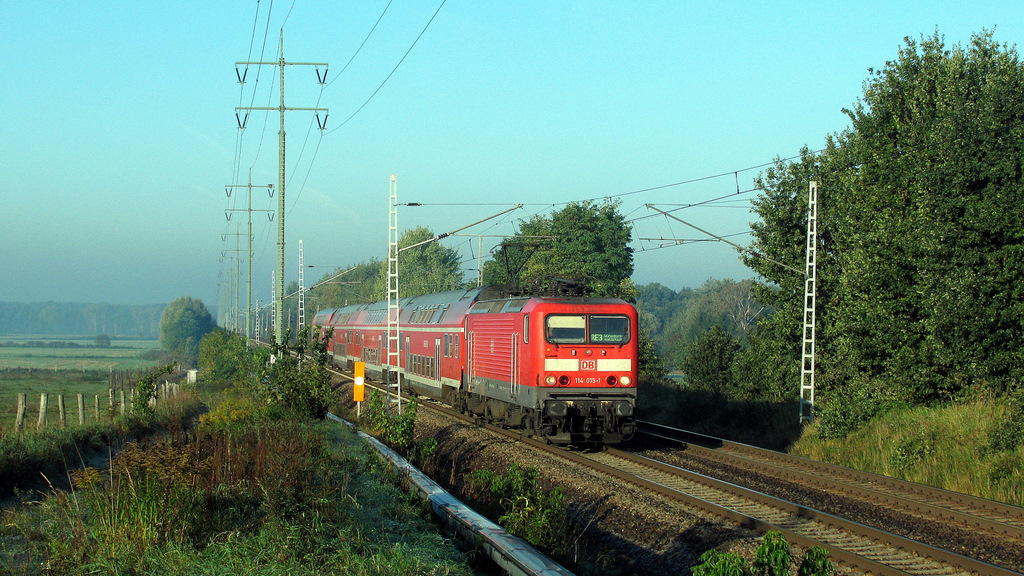 114 015-1 begegnete uns wenig Spter mit ihrem RE 3 Richtung Wnsdorf-Waldstadt.