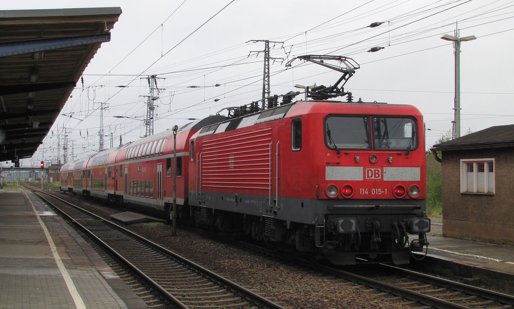 114 015-1 schob von Gleis 4 aus einen RE5 von Falkenberg(E) nach Stralsund. Die Garnitur kam als RE18 aus Cottbus. Falkenberg(E) den 04.07.2011

